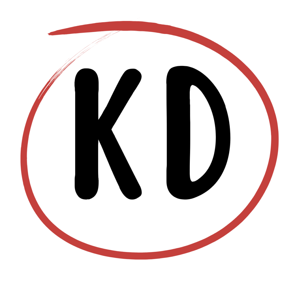 alt="Sello de autor con las iniciales KD en negro dentro de un círculo rojo."