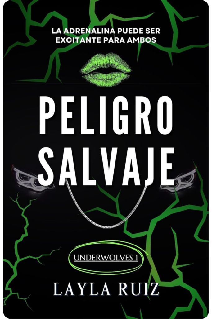 alt="Portada del libro 'Peligro Salvaje' de Layla Ruiz. Diseño oscuro con rayos verdes, unos labios verdes brillantes, ojos de coche deportivo y una cadena de plata."